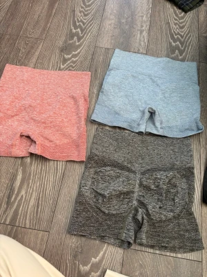 Tre par  shorts i olika färger - Säljer tre par  shorts i mjukt stretchigt material. Färgerna är ljusröd, ljusblå och mörkgrå. Perfekta för träning eller chill. Står ingen storlek men skulle uppskatta s det är bara skriva om bild eller vad som💕kan köpas alla eller styck 