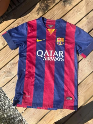 Barcelona Neymar Jr matchtröja - Säljer en FC Barcelona matchtröja med Neymar Jr och nummer 11 på ryggen. Tröjan har klassiska blå och röda vertikala ränder, klubbmärke på bröstet och Qatar Airways som sponsor. Tillverkad i lätt och ventilerande material, perfekt för fotboll eller samling. Priset går att diskutera, kom med förslag