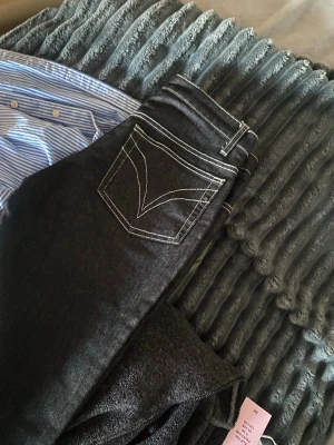Mörkblå raka jeans med kontrastsömmar - Lågmidjade svarta snygga jeans!! 