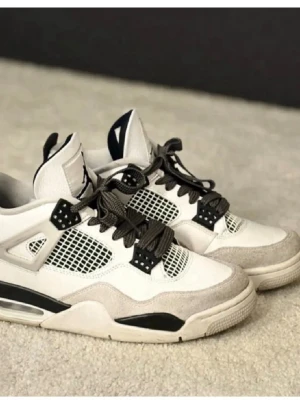 Air Jordan 4 Retro Off White/Grå - Snygga Air Jordan 4 Retro sneakers i vitt och grått med svarta detaljer. Köpta på merchsweden för 5000🌸säljs pga att dom bara stått i garderoben 