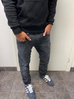 Replay Annass - Snygga svarta jeans från Replay. Modell Anbass. Mycket bra skick. A=40,5CM B=107CM C=16CM. Modellen är 173cm, 64kg. Pris kan diskuteras!