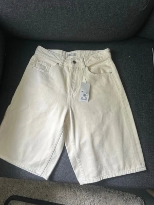 Shorts från Cubus - Säljer ett par knälånga shorts från Cubus i klassisk femficksmodell. Det är en baggy passform som är perfekt för sommardagar och enkla att matcha med olika toppar. Aldrig använda. Skriv om frågor! 