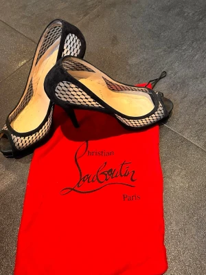 Louboutin Limited Edition  - Christian Louboutin med ikonisk röd sula. Köpta för 12.000kr i Paris. Limited edition pumps. Extra klack följer med samt dustbag. 