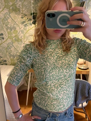 Blommig blus  - Super söt grön blus ifrån Lindex med lite trekvartsärm💚😍storlek Xs och ser ut som ny