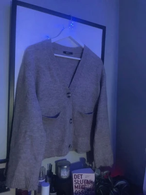 Kofta - gina tricot - Jättefin beige kofta med knappar från gina tricot stl M💕