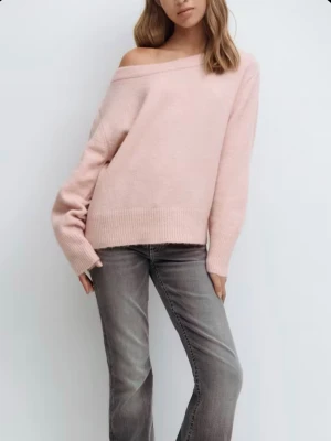 Ljusrosa off shoulder stickad tröja - Trendig ljusrosa stickad tröja med off shoulder-design och avslappnad passform. Tröjan har långa ärmar och bred ribbstickning vid ärmslut och nederkant. Perfekt för en chill och stilren look.