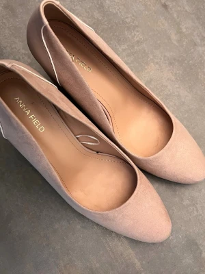 Klackar - Eleganta klackar från Anna Field i nytt skick. Klackarna är endast använda inomhus 1 gång! De är i en beige/dammrosa färg.