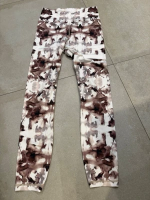 Tights från Stronger -  Träningstights i snyggt mönster från Stronger