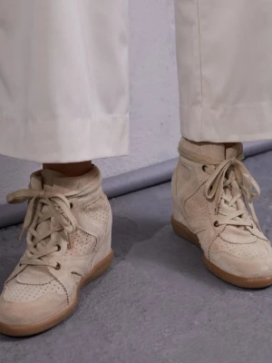 Isabell marant liknande skor - Stilrena höga sneakers i beige mocka från Pavement med perforerade detaljer och ljusbrun sula. Skorna har snörning framtill och en modern siluett som ger en cool vibe till din outfit.