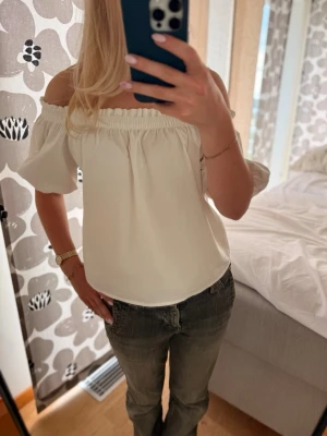 Vit offshoulder blus  - Vit offshoulder topp med puffiga korta ärmar. Enkel och stilren design som är lätt att matcha med många olika outfits.🤍Skriv om du har några frågor!