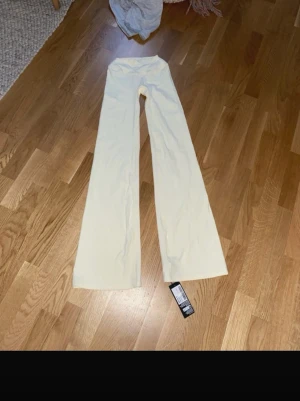 Vida ljusgula leggings från Dfyne - Oanvända. Går inte att köpa längre!! Passar xxs-s då dem är stretchiga. Längden short, dem har gjort om den dock så skulle säga att de är mer som deras tidigare regular