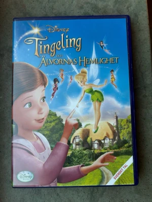Tingeling och älvornas hemlighet DVD - Tingeling och Älvornas Hemlighet är en animerad film från Disney. Textning finns på svenska, finska, engelska och isländska. Extramaterial inkluderar borttagna scener, "How to Believe" musikvideo framförd av Bridgit Mendler, en guide om älvornas värld och hur man bygger älvornas hus. Filmen är producerad 2010.  Finns på språk: Svenska, Engelska, Finska, isländska   OBS!! skivorna är begagnade så det kan förekomma repor/hairlines på skivorna, men då jag kollar igenom alla filmer jag säljer