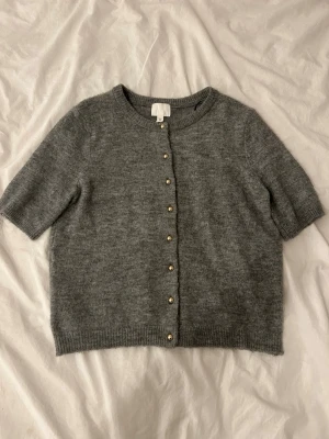 Grå kortärmad kofta från H&M -  grå kofta från H&M, använd 1-2 gånger 