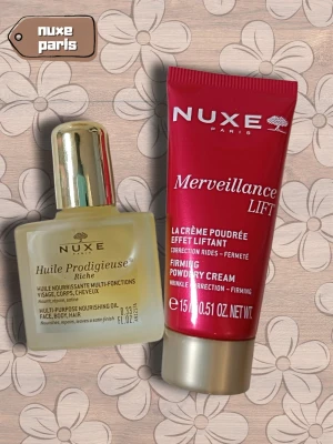 Nuxe olja & ansiktskräm duo - Set med Nuxe Huile Prodigieuse Riche, en multifunktionell näringsrik olja för ansikte, kropp och hår i glasflaska med guldfärgat lock, samt Nuxe Merveillance Lift Firming Powdery Cream i röd tub med guldfärgat lock. Perfekt för dig som vill boosta hudens fukt och fasthet.