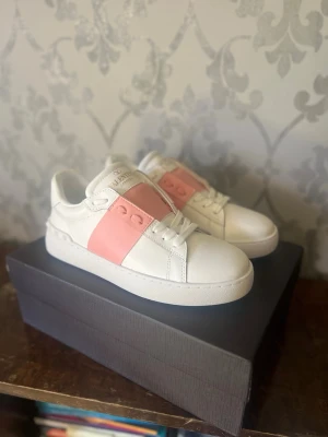 ÄKTA Valentino open sneakers rosa - Äkta valentino opens rosa, kvinnomodell och storlek 39. Passar även 38 och 40 beroende på knytning. KVITTO FINNS👍
