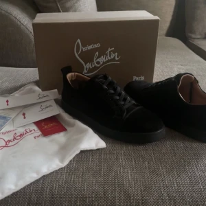 Svarta sneakers från Christian Louboutin - Har använt skorna ett par gånger inte alls mycket men eftersom dom tar stryk så lätt så ser de värre ut än va de är, utan blixt så ser dom helt nya ut och skulle säga att dom har tagits hand om väl