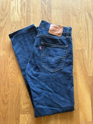 Levis 511 jeans - Modell 511. Storlek W31, L 34. Mörkblå. I väldigt fint skick, knappt använda eller tvättade. 