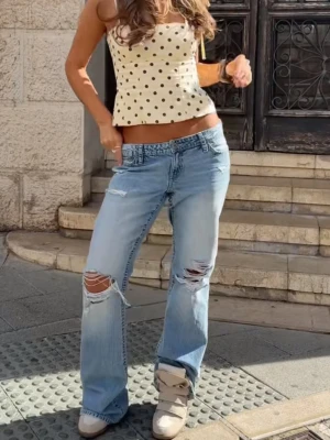 Blå jeans med hål - Säljer dessa blå jeans med hål, från gins tricot, strl XS tall.