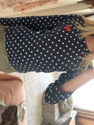 Comme des garcons prickig topp  - Mörk blå prickig cdg tröja, storlek S. Köpt secondhand 