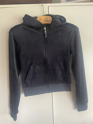Mörkblå Juicy Couture kofta  - Mysig och skön sipup tröja. Passar barn 10-11 år❣️