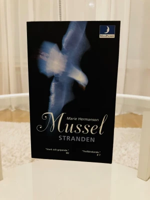Musselstranden av Marie Hermanson - En svart pocketbok 'Musselstranden'  av Marie Hermanson. Perfekt för dig som gillar gripande och suggestiv skönlitteratur. Säljes i befintligt skick enligt bilderna! 