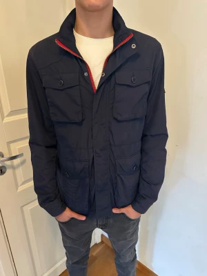Field Jacka Tommy Hilfiger - Säljer denna feta Field jackan från Tommy hilfiger. Riktigt stilren. Storlek M, modellen är 187, 75kg.