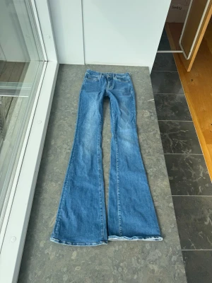 Mih jeans - Så snygga jeans som tyvärr inte passar mig och har därför ingen bild på! Midjemått tvärsöver: 33cm Midjehöjd: 22cm Inerbens längd: 87. Jeansen är väldigt stretchiga så passar xss-xs💕