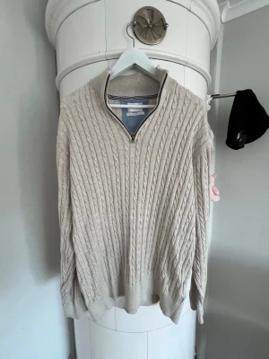 Beige kabelstickad tröja Lindbergh - Säljer en beige kabelstickad tröja från Lindbergh med halv dragkedja och relaxed fit samt en utan zip i samma färg från Lindbergh där också. Båda plaggen är i mycket bra skick och har inga defekter eller liknande. 500 styck eller paketpris 800. Storlek s på båda