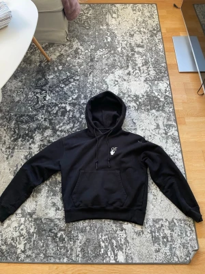 Off-White Gradient Arrow Hoodie - svart - Säljer min Off-White Gradient Arrow Hoodie i svart, storlek M. Klassisk Gradient Arrow-design på ryggen och Off-logga på bröstet. Oversize/loose fit och passar även dig som normalt bär L. Hoodien är i toppskick. Originalkvitto, hangtags, originalpåse och originalförpackning finns kvar. Nacketiketten är tyvärr borttagen då den gick sönder. Detta syns på bilderna. Köpt utomlands för 3 600 kr på rea.  Priset är inte hugget i sten