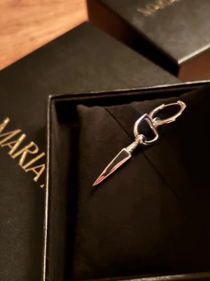 Maria Nilsdotter örhang  - Säljer mitt jätte snygga Maria Nilsdotter örhänge i silver "bitten earring". Säljer då det inte kommer till andvändning. Byter/ delbyter gärna mot något annat i silver från Maria Nilsdotter. :nypris 2295kr.