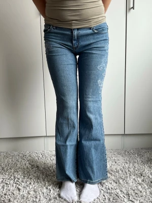Jeans med brodyr - 33cm rakkt över, 71cm innerbensmått