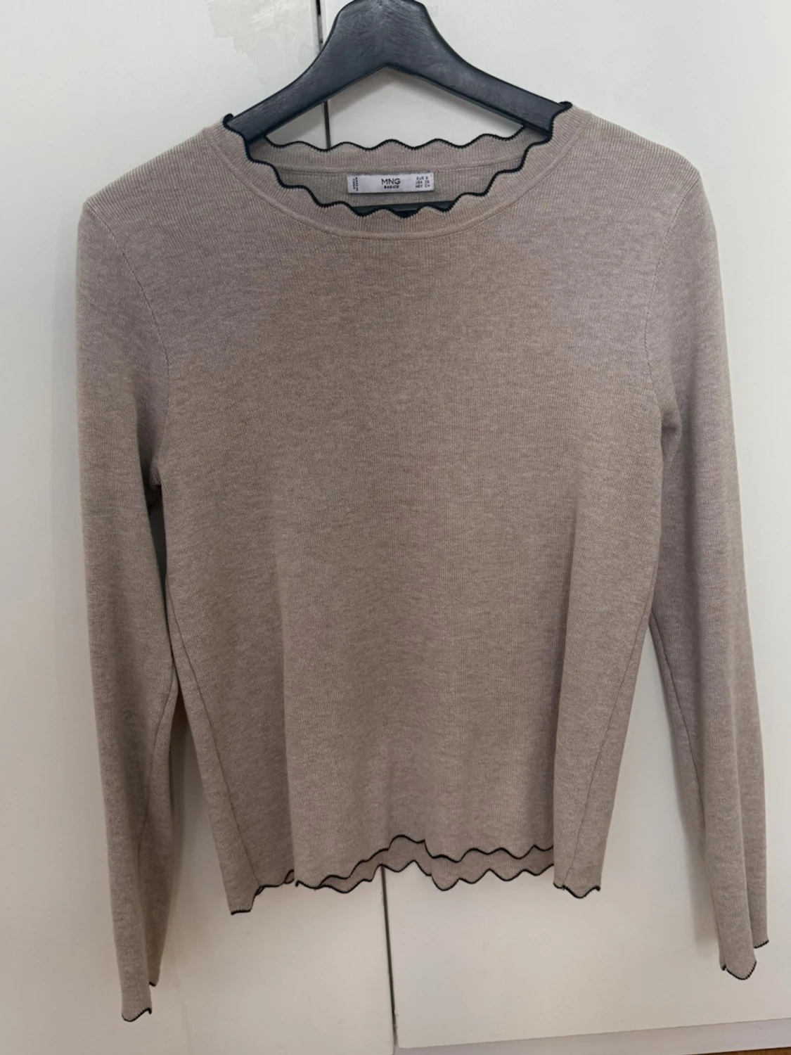 Beige stickad tröja med vågig kant - 1