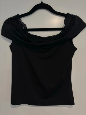Offshoulder i spets från Venderby's - Säljer en svart offshoulder topp från Venderby's med spets. Toppen är formad för att vara tight så att kroppsformen syns. Skulle säga att den är närmare en M i storleken än en L. ☺️