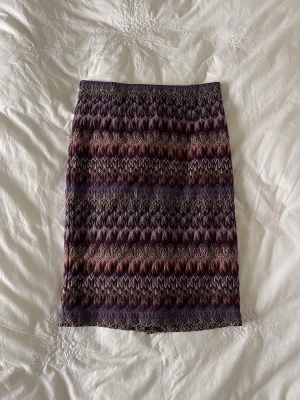 Mönstrad kortkjol i lila och brunt - Superfin midikjol som är från kollektionen missoni x lindex. Passar S och M. Skriv gärna om du vill ha fler bilder. 