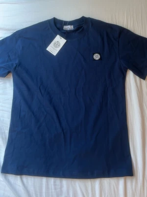 Blå t-shirt från Stone Island - Mörkblå stone Island t shirt aldrig använd. Pris kan diskuteras 