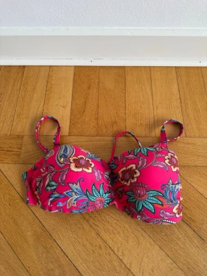 Bikini topp från Damella - Storlek 42 (liten i storlek). Är helt oanvänd med lappen kvar. Nypris är 499 kr.