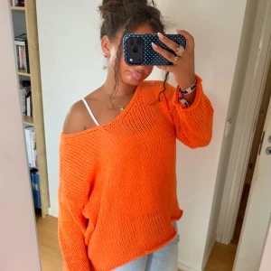 Oversized orange stickad tröja - Säljer denna jättesnygga orangea stickade tröjan🧡