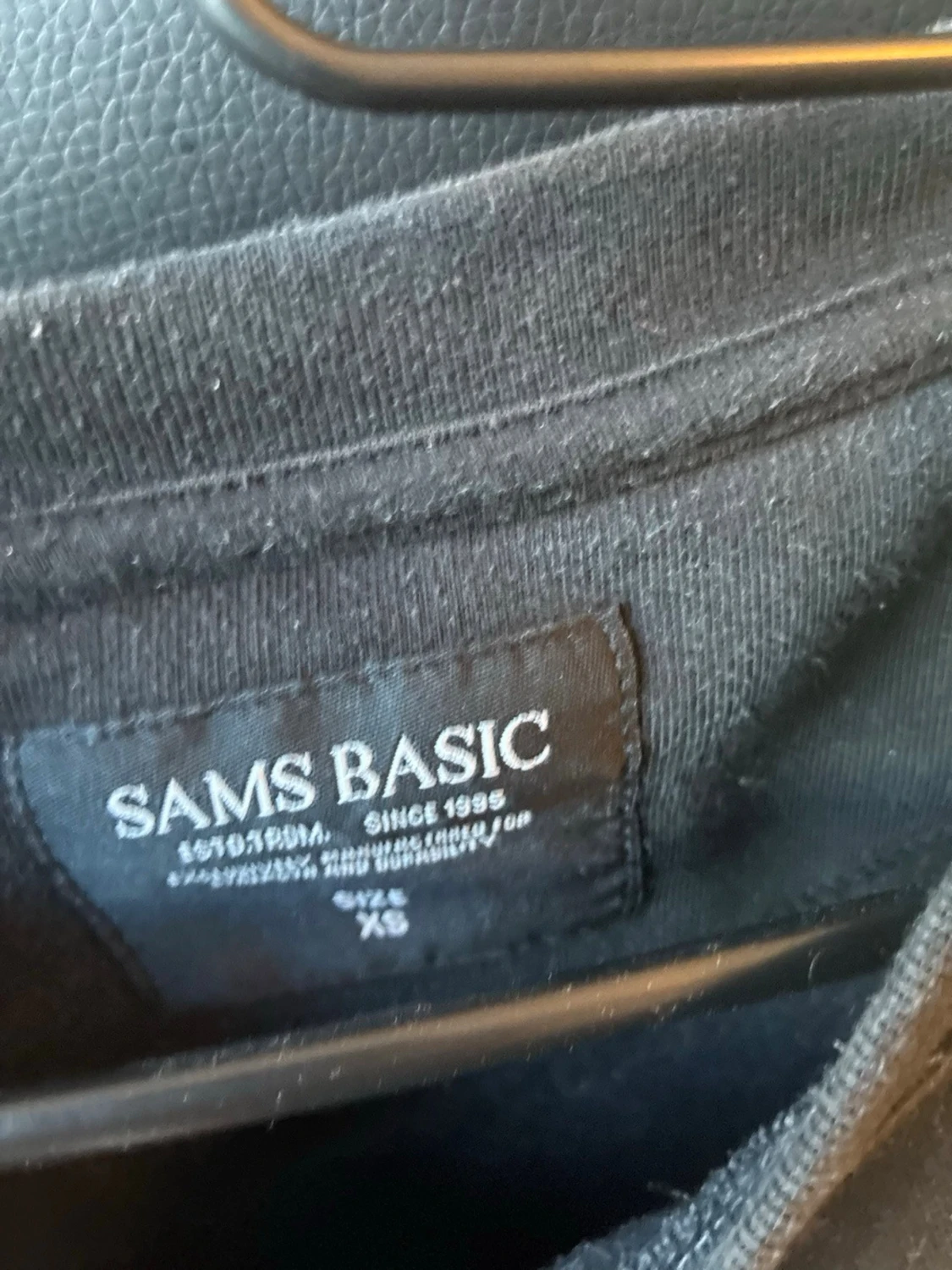 Svart sweatshirt från Sams Basic - 1