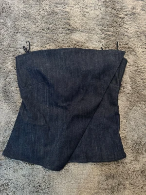 Topp från Zara🤍 - Super fin topp från Zara i jeans material, aldrig använd då den är för liten💕 