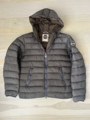 Colmar Jacka  - Säljer denna sjukt feta colmar jackan. Använd men har fortfarande mycket kvar o ge. Grymt skick. Brun/grå. Storlek S. Perfekt inför hösten som kommer. Modellen på sista bilden är 170 cm. Hör av dig vid minsta lilla fundering! 