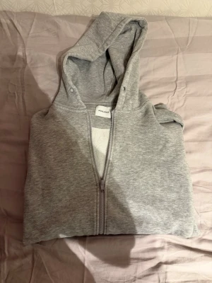 Grå zip hoodie från Jack & Jones - Snygg gråmelerad hoodie från Jack & Jones med dragkedja framtill och huva med dragsko. Perfekt för chill dagar eller när du vill ha en enkel och stilren look. Tillverkad i mjukt sweatshirtmaterial som känns skönt mot huden.