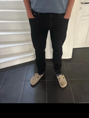 Svarta Levis jeans  - Svarta Levis jeans, storlek W33 L34