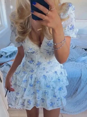 Blommig zaraklänning - Superfin knappt använd blommig zaraklänning i strl M💕 Den är ganska liten i storleken så den passar till dem som vanligtvis brukar ha S!