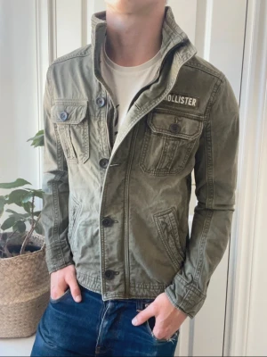Hollister fieldjacka - Hollister fieldjacket, lite liten på modellen. Inga defekter! Modellen på bilderna är 180cm 75kg och bär Storlek S, Kom med frågor! 🌟 ( kan gå ner i pris vid smidig affär😉)