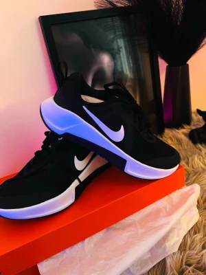 Helt nya Nike Sneakers – Storlek 37! 🔥👟 - Säljer ett par superbt snygga och otroligt bekväma sneakers från Nike! Klassisk svart-vit design som funkar till allt – perfekt för både träning, promenader och vardagsstil. • Storlek: 37 • Skick: Helt nya / Oanvända (med originalbox) • Modell: Lätt, luftig och ger fantastiskt stöd för fötterna. Ett kap för dig som vill ha stil och komfort på samma gång! Först till kvarn! 📩 Skicka meddelande vid intresse. 