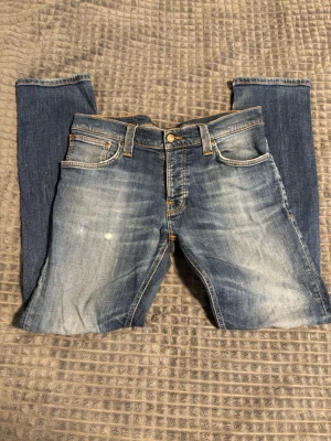 Nudie grim tim - Tvärfeta nudie grim Tim i storlek 33/32 men sitter som 31/32. Liten slitning på högerbenet ger den ännu snyggare look. Hör av er vid frågor