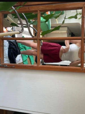Vinröda loose shorts med resårmidja - Säljer ett par vinröda shorts med loose passform och bekväm resår i midjan. Perfekta för sommardagar och chill hemma. Materialet känns mjukt och lätt, troligen bomull eller linne. Matcha med en enkel topp för en avslappnad look.