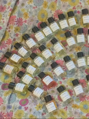 Essnce splitpaket  - 4 stycken 5 ml glasdekanter med spray 🔅Välj bland dofterna som finns på listor bland bilderna 