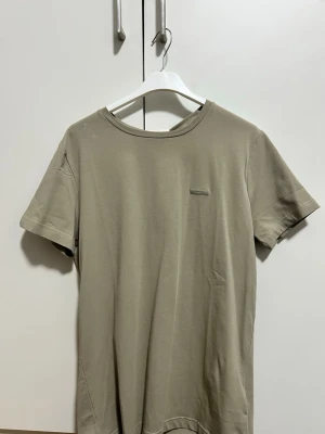 Calvin Klein  - Beige Calvin Klein helt ny t shirt oanvänd storlek M