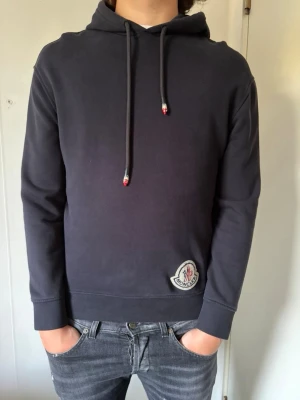 Moncler genius 1952| Limited edition| S - Superfin moncler Hoodie i jättebra skick. Garanterar äktenskap .🤩Limited edition Genius 1952!  🤩Bara hör av er om ni har fler frågor. Riktigt sällsynt hoodie skriv vid frågor. Finns nån fläck,lite  blekt färg( ser mycket värre ut på bilderna) samt hål 